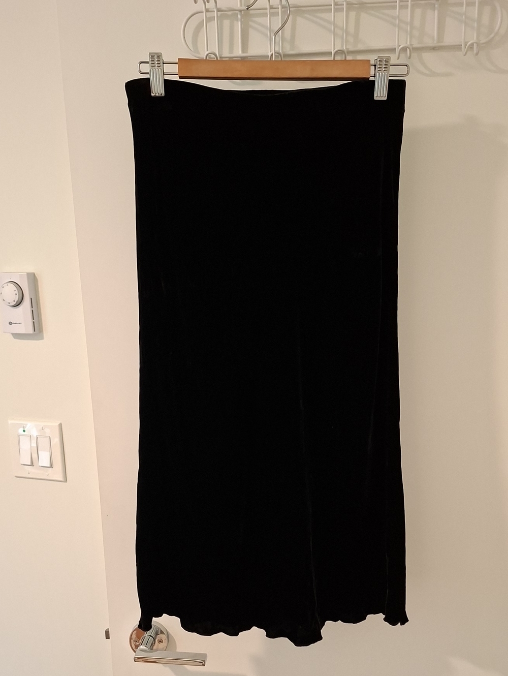 Wilfred Black Velvet Feminine Midi Stretch/Bias-cut Slip Skirt w/ Silk (Size S)
